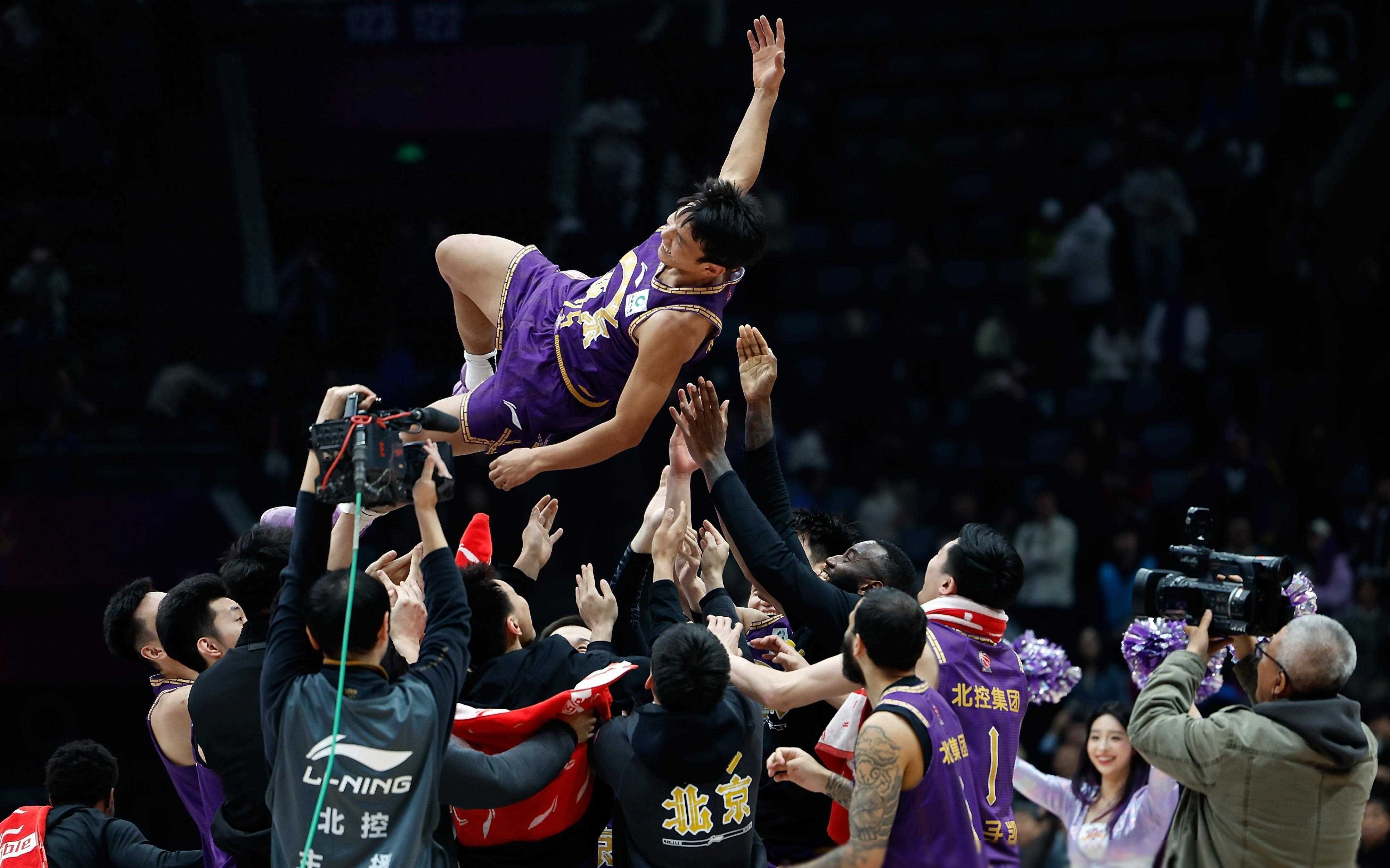 莱比锡训练开放日,国际比赛日手感冰凉引欢呼,CBA常规赛在即,球队文化再被提及的简单介绍 莱比锡训练开放日,国际比赛日手感冰凉引欢呼,CBA常规赛在即,球队文化再被提及的简单介绍