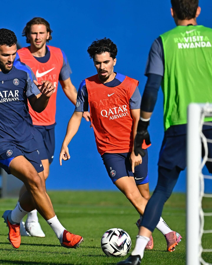 关于今晚巴黎圣日耳曼备战英超；战术微调细节曝光；信心回归；高层口径保持一致的信息