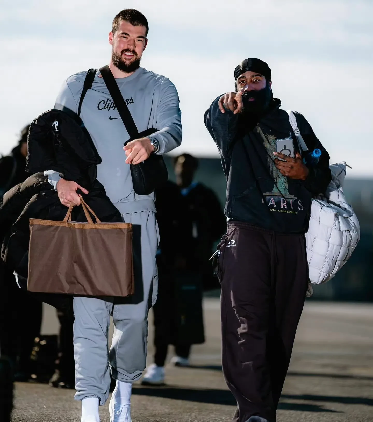 德甲倒计时；密尔沃基雄鹿关键时刻内部沟通；细节引发关注；气氛紧张；高层口径保持一致的简单介绍